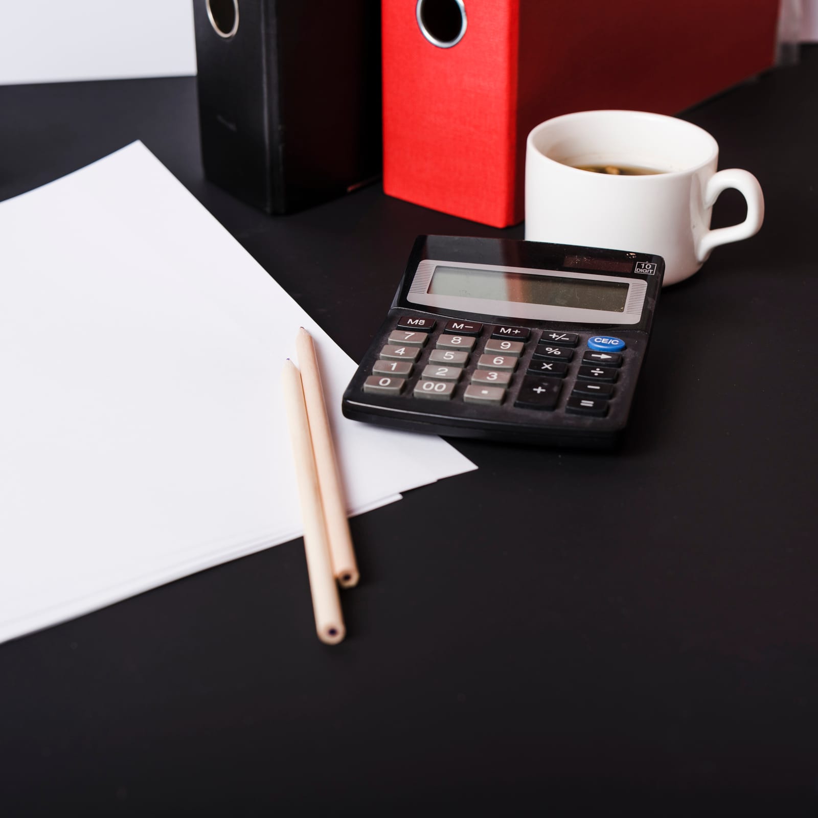 Scrivania ordinata con materiale per lo studio della finanza personale